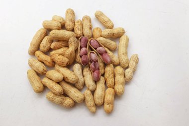 Organik fıstıkların genel görünümü, kabuklu ve haşlanmış fıstık (Arachis hipogaea L.) amendoim cozido, serpe, nordeste, Brezilya beyaz bir arkaplanda izole edilir.