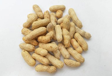 Organik fıstıkların genel görünümü, kabuklu ve haşlanmış fıstık (Arachis hipogaea L.) amendoim cozido, serpe, nordeste, Brezilya beyaz bir arkaplanda izole edilir.