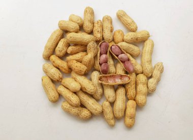 Organik fıstıkların genel görünümü, kabuklu ve haşlanmış fıstık (Arachis hipogaea L.) amendoim cozido, serpe, nordeste, Brezilya beyaz bir arkaplanda izole edilir.