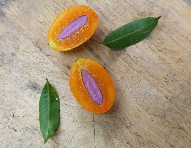 Üst ve düz taze taze tatlı olgun Marian erik yığını Tayland meyvesi bir ahşap zemin üzerinde izole (mayongchid maprang marian erik ve erik mango, thailand) yatıyordu. Tayland 'ın sağlıklı meyveleri.