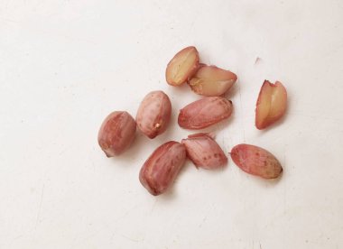 Organik fıstık, kabuklu ve haşlanmış fıstık, amendoim cozido, serpe, nordeste, Brezilya (Arachis hipogaea L.) beyaz bir zemin üzerinde izole edilir.