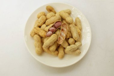 Taze yeşil organik yaprak bir brassica rapa pekinensis, Çin lahanası, bok choi, genç nappa lahana, (brassica juncea (l.) czern) Beyaz seramik tabaklarda beyaz bir sırt damlasında izole edilmiş sağlıklı sebze konsepti.