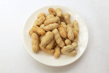 Beyaz bir zemin üzerinde, organik fıstık, kabuklu ve haşlanmış fıstık, amendoim cozido, serpe, nordeste, brrazil (arachis hipogaea l.) genel görünümü