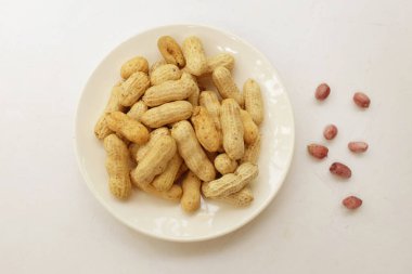 Beyaz bir zemin üzerinde, organik fıstık, kabuklu ve haşlanmış fıstık, amendoim cozido, serpe, nordeste, brrazil (arachis hipogaea l.) genel görünümü