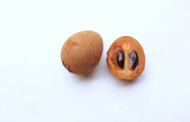 Yarı kesilmiş ve yeşil yapraklı bir grup taze organik tatlı meyve, sapodilla eriği, sapota (l) p. royen), sapodilla, sawo beyaz zemin üzerinde izole edilmiş.