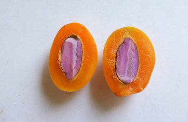 Üst ve düz taze tatlı olgun Marian eriği yığını Tayland meyvesi beyaz bir zemin üzerinde izole (mayongchid maprang marian erik ve erik mango, thailand). Tayland 'ın sağlıklı meyveleri