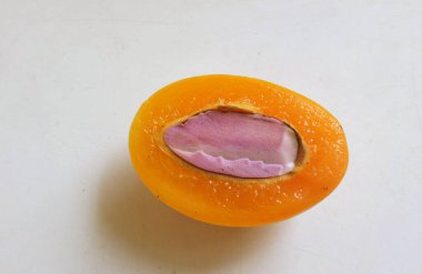 Üst ve düz taze tatlı olgun Marian eriği yığını Tayland meyvesi beyaz bir zemin üzerinde izole (mayongchid maprang marian erik ve erik mango, thailand). Tayland 'ın sağlıklı meyveleri