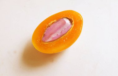 Üst ve düz taze tatlı olgun Marian eriği yığını Tayland meyvesi beyaz bir zemin üzerinde izole (mayongchid maprang marian erik ve erik mango, thailand). Tayland 'ın sağlıklı meyveleri