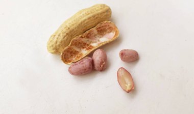 Organik fıstık, kabuklu ve haşlanmış fıstık, amendoim cozido, serpe, nordeste, Brazil (Arachis hipogaea L.) beyaz bir sırt deliğinde izole edilir.