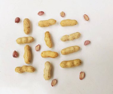 Organik fıstık, kabuklu ve haşlanmış fıstık, amendoim cozido, serpe, nordeste, Brazil (Arachis hipogaea L.) beyaz bir sırt deliğinde izole edilir.