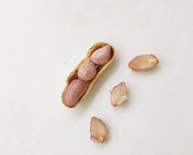 Organik fıstık, kabuklu ve haşlanmış fıstık, amendoim cozido, serpe, nordeste, Brazil (Arachis hipogaea L.) beyaz bir sırt deliğinde izole edilir.