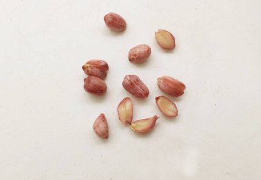 Organik fıstık, kabuklu ve haşlanmış fıstık, amendoim cozido, serpe, nordeste, Brazil (Arachis hipogaea L.) beyaz bir sırt deliğinde izole edilir.