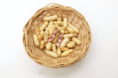 Organik fıstık, kabuklu ve haşlanmış fıstık, amendoim cozido, serpe, nordeste, Brezilya (Arachis hipogaea L.) Tahta bir sepette, beyaz bir sırt damlasında izole edilmiş.