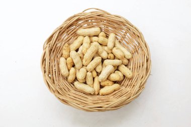 Organik fıstık, kabuklu ve haşlanmış fıstık, amendoim cozido, serpe, nordeste, Brezilya (Arachis hipogaea L.) Tahta bir sepette, beyaz bir sırt damlasında izole edilmiş.