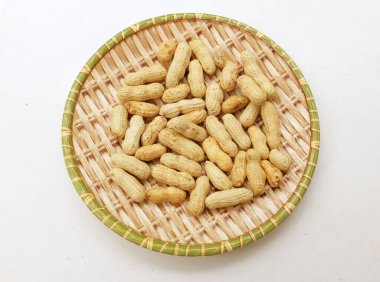 Organik fıstık, kabuklu ve haşlanmış fıstık, amendoim cozido, serpe, nordeste, Brezilya (Arachis hipogaea L.), beyaz bir sırt damlasının üzerindeki ahşap tepside.