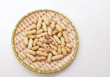 Organik fıstık, kabuklu ve haşlanmış fıstık, amendoim cozido, serpe, nordeste, Brezilya (Arachis hipogaea L.), beyaz bir sırt damlasının üzerindeki ahşap tepside.