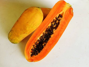 Üst ve düz, olgun papaya meyveli papaya papaya, dilimlenmiş Papaya, yeşil yaprak beyaz bir arka planda izole edilir. Sağlıklı beslenme için sebze ve meyve. Vegan gıda.