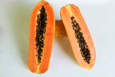 Üst ve düz, olgun papaya meyveli papaya papaya, dilimlenmiş Papaya, yeşil yaprak beyaz bir arka planda izole edilir. Sağlıklı beslenme için sebze ve meyve. Vegan gıda.