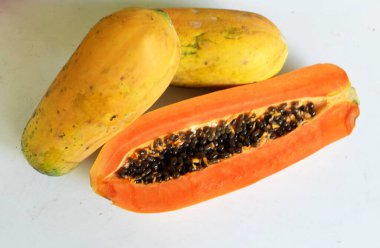 Üst ve düz, olgun papaya meyveli papaya papaya, dilimlenmiş Papaya, yeşil yaprak beyaz bir arka planda izole edilir. Sağlıklı beslenme için sebze ve meyve. Vegan gıda.