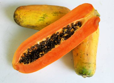 Üst ve düz, olgun papaya meyveli papaya papaya, dilimlenmiş Papaya, yeşil yaprak beyaz bir arka planda izole edilir. Sağlıklı beslenme için sebze ve meyve. Vegan gıda.