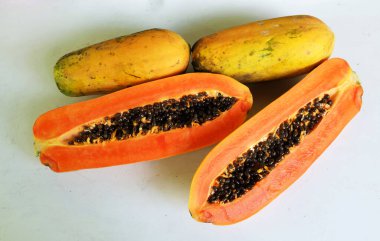 Üst ve düz, olgun papaya meyveli papaya papaya, dilimlenmiş Papaya, yeşil yaprak beyaz bir arka planda izole edilir. Sağlıklı beslenme için sebze ve meyve. Vegan gıda.