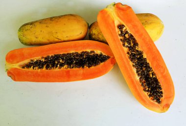 Üst ve düz, olgun papaya meyveli papaya papaya, dilimlenmiş Papaya, yeşil yaprak beyaz bir arka planda izole edilir. Sağlıklı beslenme için sebze ve meyve. Vegan gıda.