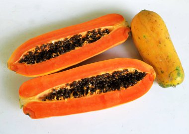 Üst ve düz, olgun papaya meyveli papaya papaya, dilimlenmiş Papaya, yeşil yaprak beyaz bir arka planda izole edilir. Sağlıklı beslenme için sebze ve meyve. Vegan gıda.