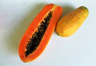 Üst ve düz, olgun papaya meyveli papaya papaya, dilimlenmiş Papaya, yeşil yaprak beyaz bir arka planda izole edilir. Sağlıklı beslenme için sebze ve meyve. Vegan gıda.