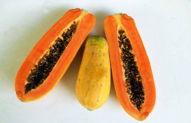 Üst ve düz, olgun papaya meyveli papaya papaya, dilimlenmiş Papaya, yeşil yaprak beyaz bir arka planda izole edilir. Sağlıklı beslenme için sebze ve meyve. Vegan gıda.