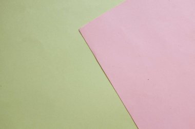 Arka plan için iki ton sarı pastel ve pembe kağıt rengi. Zeminde iki renkli kağıt vardı ve görüntünün yarısını böldü. arkaplan. Metin için yer alan üst görünüm