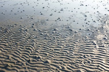 Doğal dalga desenli kumsal koyu kahverengi arka plan. Kum dokusu arkaplan duvar kağıdı rüzgar dalgaları, nehir kıyısı sahili plajı bej doğal kum abstraktı