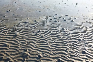 Doğal dalga desenli kumsal koyu kahverengi arka plan. Kum dokusu arkaplan duvar kağıdı rüzgar dalgaları, nehir kıyısı sahili plajı bej doğal kum abstraktı