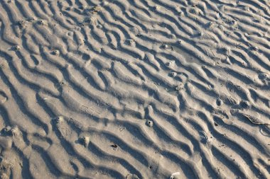 Doğal dalga desenli kumsal koyu kahverengi arka plan. Kum dokusu arkaplan duvar kağıdı rüzgar dalgaları, nehir kıyısı sahili plajı bej doğal kum soyut