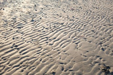 Doğal dalga desenli kumsal koyu kahverengi arka plan. Kum dokusu arkaplan duvar kağıdı rüzgar dalgaları, nehir kıyısı sahili plajı bej doğal kum soyut
