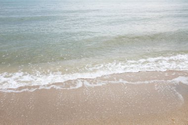 Yumuşak kuma düşen dalgaların güzel fotoğrafları. Canlı renkler bu tropikal paradisin huzur ve güzelliğini vurguluyor. Tatil temaları, seyahat ve rahatlama resimleri tasarlamayı düşünüyor.