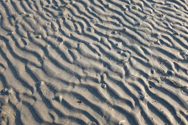 Doğal dalga desenli kumsal koyu kahverengi arka plan. Kum dokusu arkaplan duvar kağıdı rüzgar dalgaları, nehir kıyısı sahili plajı bej doğal kum soyut