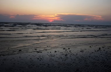 Güzel manzaralı yaz resimleri. Günbatımı manzaralı Panorama yaz sahili serin tatil sakin gökyüzü bulutlu akşam. Doğa tropikal güzel okyanus suyu seyahat chonburi BangsaenThailand