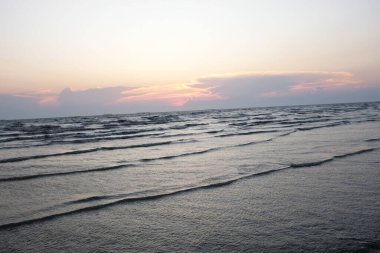 Güzel manzaralı yaz resimleri. Günbatımı manzaralı Panorama yaz sahili serin tatil sakin gökyüzü bulutlu akşam. Doğa tropikal güzel okyanus suyu seyahat chonburi BangsaenThailand