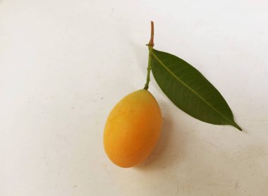 Beyaz bir arka planda izole edilmiş taze taze taze tatlı Marian eriği dalları (mayongchid maprang marian eriği ve erik mangosu, thailand). Tayland 'ın sağlıklı meyveleri