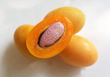 Üst ve düz taze tatlı olgun Marian eriği yığını Tayland meyvesi beyaz bir zemin üzerinde izole (mayongchid maprang marian erik ve erik mango, thailand). Tayland 'ın sağlıklı meyveleri