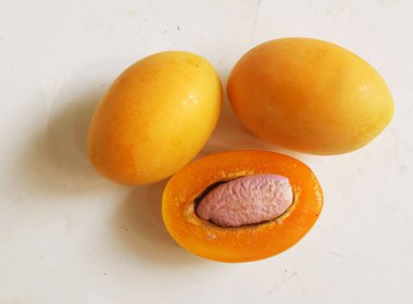 Üst ve düz taze tatlı olgun Marian eriği yığını Tayland meyvesi beyaz bir zemin üzerinde izole (mayongchid maprang marian erik ve erik mango, thailand). Tayland 'ın sağlıklı meyveleri