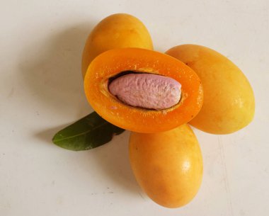Üst ve düz taze tatlı olgun Marian eriği yığını Tayland meyvesi beyaz bir zemin üzerinde izole (mayongchid maprang marian erik ve erik mango, thailand). Tayland 'ın sağlıklı meyveleri