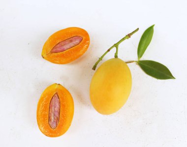 Üst ve düz taze tatlı olgun Marian eriği yığını Tayland meyvesi beyaz bir zemin üzerinde izole (mayongchid maprang marian erik ve erik mango, thailand). Tayland 'ın sağlıklı meyveleri