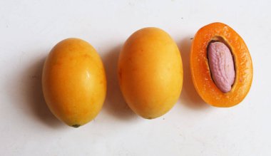 op view ve düz taze taze tatlı tatlı Marian erik erik yığını Tayland meyvesi yalıtılmış beyaz bir zemin üzerinde (mayongchid maprang Marian erik ve erik mango, Tayland). Tayland 'ın sağlıklı meyveleri