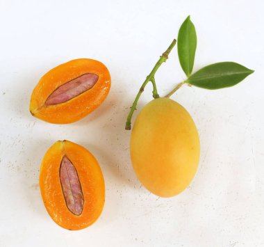 op view ve düz taze taze tatlı tatlı Marian erik erik yığını Tayland meyvesi yalıtılmış beyaz bir zemin üzerinde (mayongchid maprang Marian erik ve erik mango, Tayland). Tayland 'ın sağlıklı meyveleri