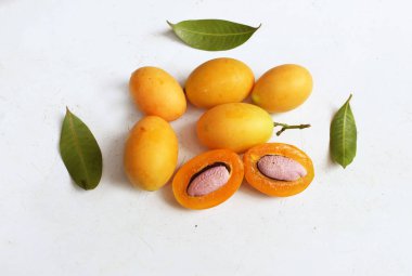 op view ve düz taze taze tatlı tatlı Marian erik erik yığını Tayland meyvesi yalıtılmış beyaz bir zemin üzerinde (mayongchid maprang Marian erik ve erik mango, Tayland). Tayland 'ın sağlıklı meyveleri