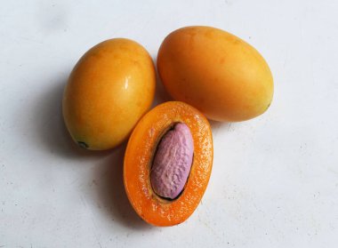 op view ve düz taze taze tatlı tatlı Marian erik erik yığını Tayland meyvesi yalıtılmış beyaz bir zemin üzerinde (mayongchid maprang Marian erik ve erik mango, Tayland). Tayland 'ın sağlıklı meyveleri