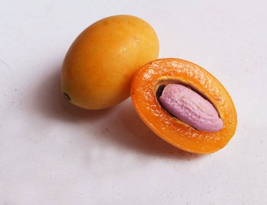 op view ve düz taze taze tatlı tatlı Marian erik erik yığını Tayland meyvesi yalıtılmış beyaz bir zemin üzerinde (mayongchid maprang Marian erik ve erik mango, Tayland). Tayland 'ın sağlıklı meyveleri