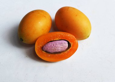 op view ve düz taze taze tatlı tatlı Marian erik erik yığını Tayland meyvesi yalıtılmış beyaz bir zemin üzerinde (mayongchid maprang Marian erik ve erik mango, Tayland). Tayland 'ın sağlıklı meyveleri