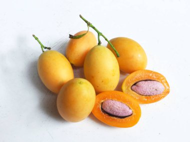 op view ve düz taze taze tatlı tatlı Marian erik erik yığını Tayland meyvesi yalıtılmış beyaz bir zemin üzerinde (mayongchid maprang Marian erik ve erik mango, Tayland). Tayland 'ın sağlıklı meyveleri